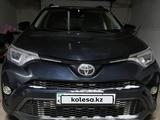 Toyota RAV4 2018 года за 13 000 000 тг. в Актобе