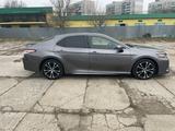 Toyota Camry 2018 года за 8 500 000 тг. в Уральск – фото 3