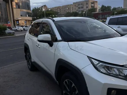 Toyota RAV4 2020 года за 14 000 000 тг. в Астана – фото 2