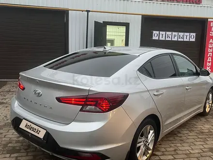 Hyundai Elantra 2018 года за 5 500 000 тг. в Уральск – фото 4