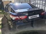 Toyota Camry 2018 года за 13 000 000 тг. в Костанай – фото 2