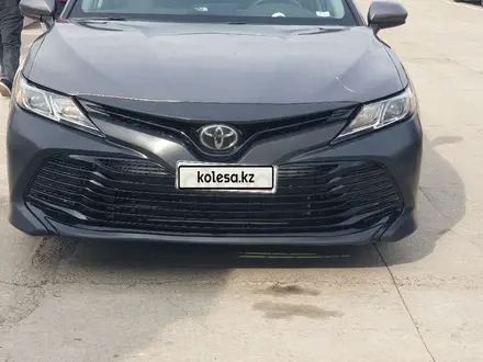 Toyota Camry 2018 года за 8 500 000 тг. в Актобе – фото 3