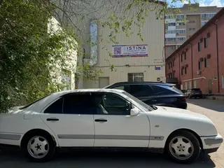 Mercedes-Benz E 230