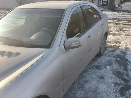 Mercedes-Benz C 200 2001 года за 2 400 000 тг. в Караганда – фото 5