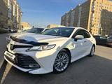 Toyota Camry 2018 года за 13 500 000 тг. в Астана – фото 2