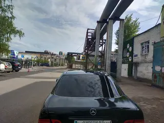 Mercedes-Benz E 240