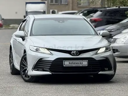 Toyota Camry 2023 года за 15 700 000 тг. в Атырау