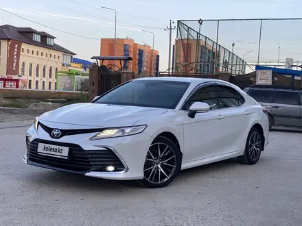 Toyota Camry 2023 года за 15 700 000 тг. в Атырау – фото 2