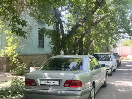 Mercedes-Benz E 240 1999 года за 3 400 000 тг. в Караганда