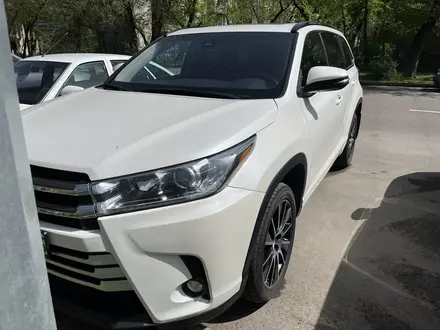 Toyota Highlander 2018 года за 15 200 000 тг. в Алматы – фото 2