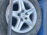Комплект шин с дисками на Lexus RX 300 на 16 по-хорошему состоянии за 150 000 тг. в Актобе