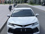 Toyota Camry 2023 года за 18 600 000 тг. в Талдыкорган – фото 2