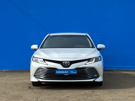 Toyota Camry 2020 года за 13 600 000 тг. в Алматы – фото 2