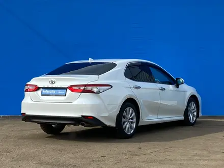 Toyota Camry 2020 года за 13 600 000 тг. в Алматы – фото 3