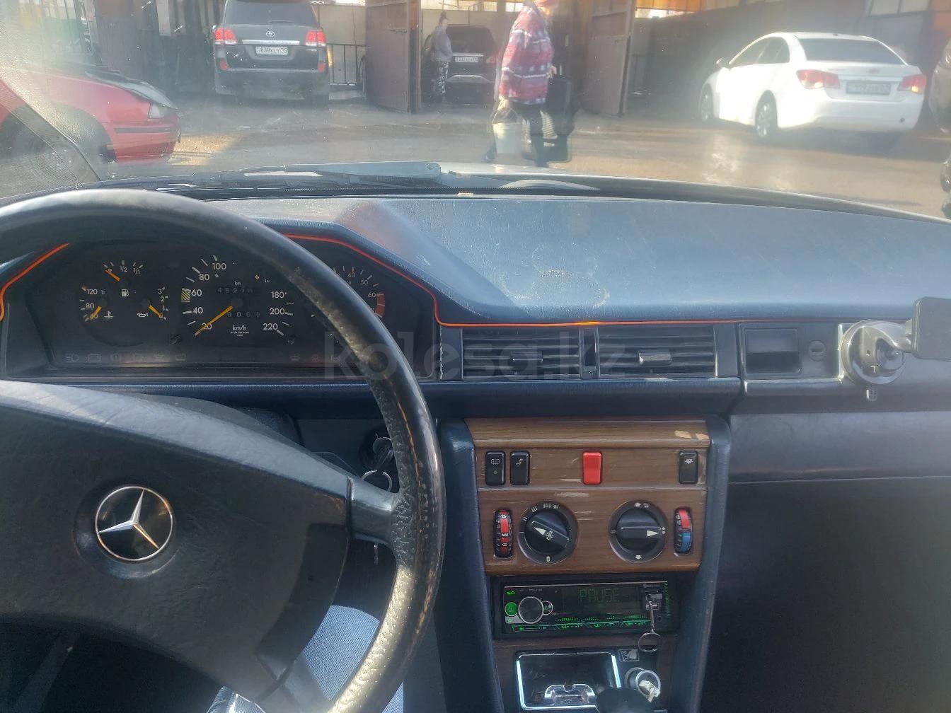 Mercedes-Benz E 230 1988 г.