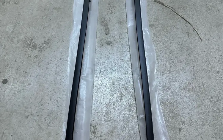 Молдинг лобового стекла LX570 Land Cruiser 200 за 30 000 тг. в Алматы