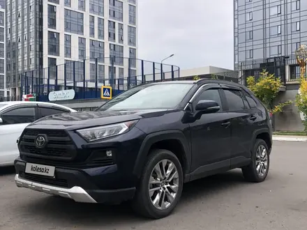 Toyota RAV4 2021 года за 15 900 000 тг. в Астана