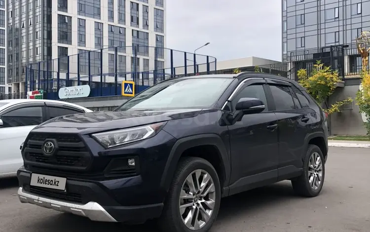 Toyota RAV4 2021 года за 15 900 000 тг. в Астана