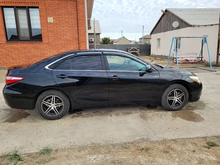 Toyota Camry 2016 года за 10 000 000 тг. в Атырау – фото 4