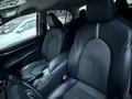 Toyota Camry 2021 года за 11 800 000 тг. в Актобе – фото 17