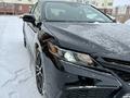 Toyota Camry 2021 года за 11 800 000 тг. в Актобе – фото 4