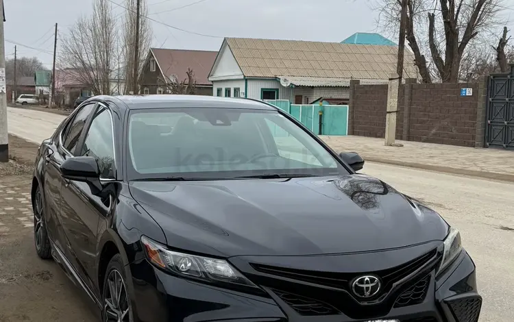 Toyota Camry 2021 года за 11 800 000 тг. в Актобе