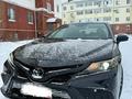 Toyota Camry 2021 года за 11 800 000 тг. в Актобе – фото 2