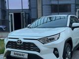 Toyota RAV4 2021 года за 18 500 000 тг. в Шымкент – фото 2