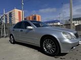 Mercedes-Benz C 180 2001 года за 1 900 000 тг. в Атырау – фото 2