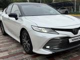 Toyota Camry 2019 года за 13 900 000 тг. в Актобе – фото 2