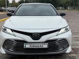 Toyota Camry 2019 года за 13 900 000 тг. в Актобе – фото 5