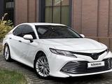 Toyota Camry 2019 года за 13 900 000 тг. в Атырау – фото 3