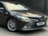 Toyota Camry 2021 года за 14 500 000 тг. в Алматы – фото 2