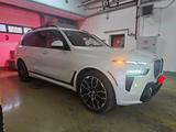 BMW X7 2023 года за 71 300 000 тг. в Астана – фото 2