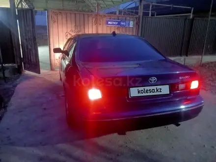 Toyota Camry 1998 года за 3 100 000 тг. в Тараз – фото 2