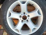 Диски с резиной BMW X5 E53 диски R18 5 120 с резиной 255/55 R18 за 80 000 тг. в Алматы – фото 2