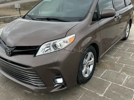 Toyota Sienna 2019 года за 14 300 000 тг. в Актау – фото 2