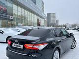 Toyota Camry 2018 года за 13 900 000 тг. в Астана – фото 4