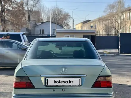 Mercedes-Benz E 220 1994 года за 1 800 000 тг. в Шымкент – фото 4