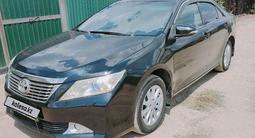 Toyota Camry 2013 года за 7 600 000 тг. в Актобе – фото 2