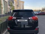 Toyota RAV4 2015 года за 12 000 000 тг. в Атырау – фото 2