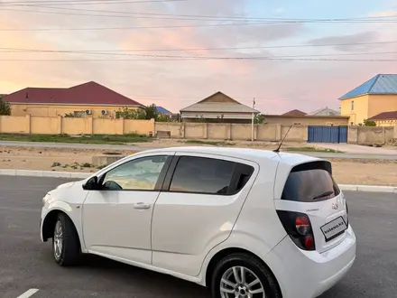 Chevrolet Aveo 2013 года за 2 450 000 тг. в Актау – фото 2