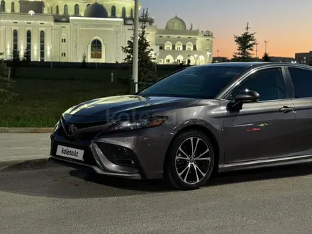 Toyota Camry 2020 года за 11 200 000 тг. в Алматы – фото 2