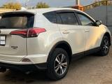 Toyota RAV4 2018 года за 10 800 000 тг. в Уральск – фото 3