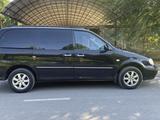 Kia Carnival 2004 года за 3 000 000 тг. в Шымкент – фото 4