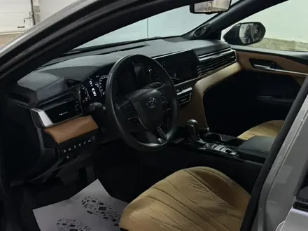 Toyota Camry 2024 года за 26 000 000 тг. в Актобе – фото 4