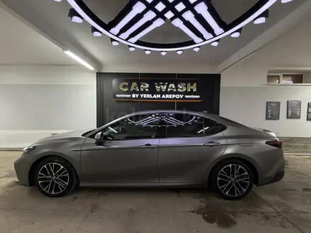 Toyota Camry 2024 года за 26 000 000 тг. в Актобе – фото 2