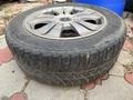 Комплект из 4 дисков R-17 с резиной за 75 000 тг. в Алматы – фото 2