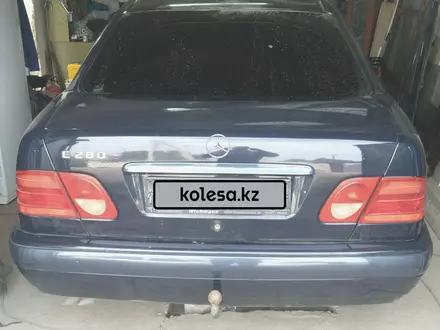 Mercedes-Benz E 280 1998 года за 2 200 000 тг. в Актобе – фото 15