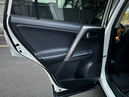 Toyota RAV4 2016 года за 11 490 000 тг. в Алматы – фото 16